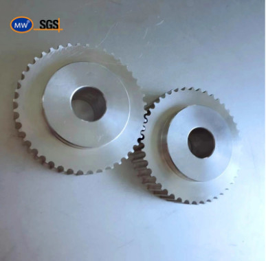 Les fabricants chinois fournissent les vitesses positives de moteur de transmission de vitesse de commande numérique par ordinateur de pignon de Metal Gear de dent de pièces de rechange de machines fournisseur