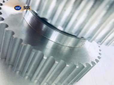Les fabricants chinois fournissent les vitesses positives de moteur de transmission de vitesse de commande numérique par ordinateur de pignon de Metal Gear de dent de pièces de rechange de machines fournisseur
